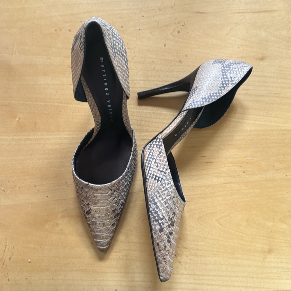 New - Martinez Valero snakeskin camel heels